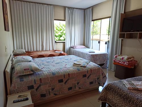 伊瓜苏鲍萨达奥奎迪斯弗兹酒店的酒店客房设有两张床和窗户。