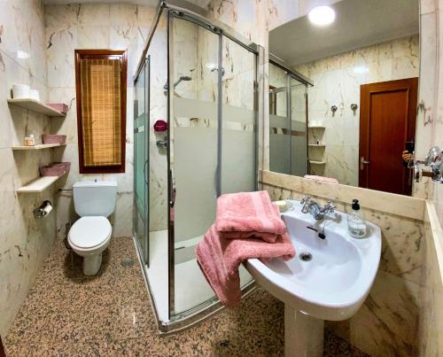 昆卡La Tioca的一间带水槽、淋浴和卫生间的浴室