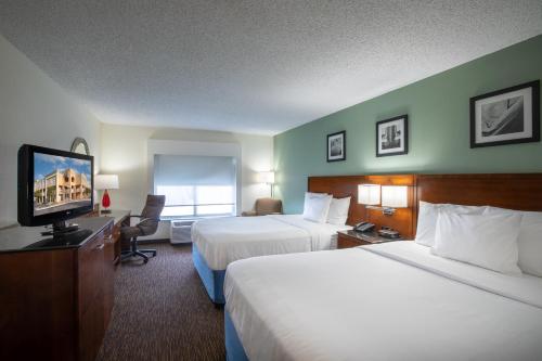 格林维尔格林维尔戴斯套房酒店 的酒店客房设有两张床和一台平面电视。