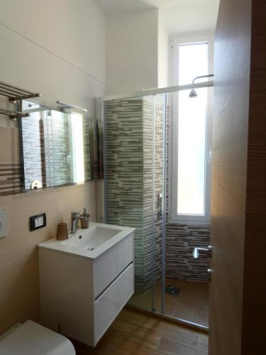 圣雷莫Casa Matuzia的一间带水槽和玻璃淋浴的浴室