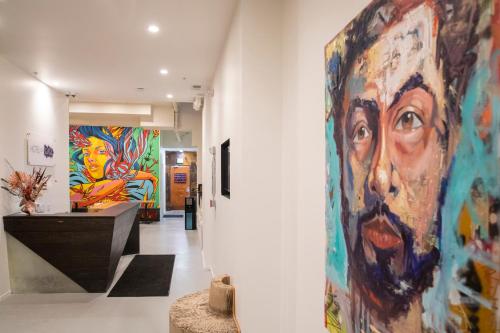 旧金山艺术酒店的墙上挂有色彩缤纷的画作的走廊