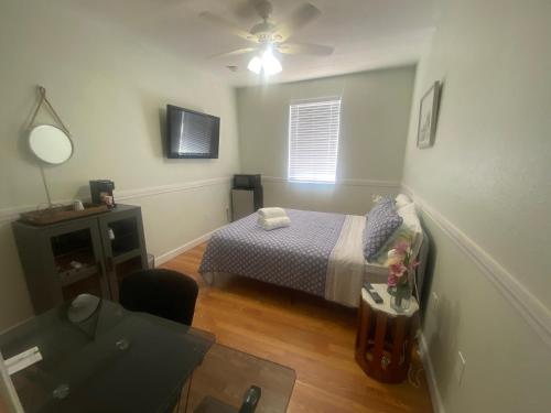 迈阿密Casa Miami 3的一间小卧室,配有一张床和一张桌子