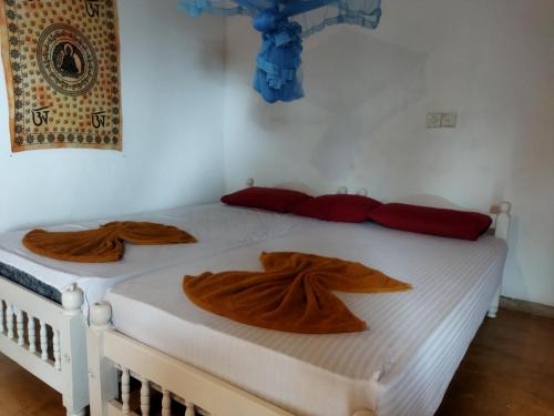坦加拉Sunchaser Beach Hotel的一间卧室配有两张床和棕色毯子。