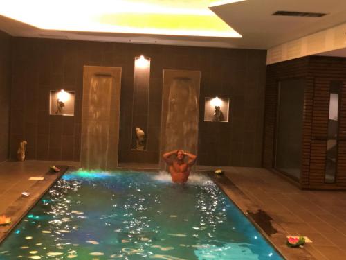 加埃塔米拉索尔国际酒店的在酒店浴室的游泳池里洗澡的人