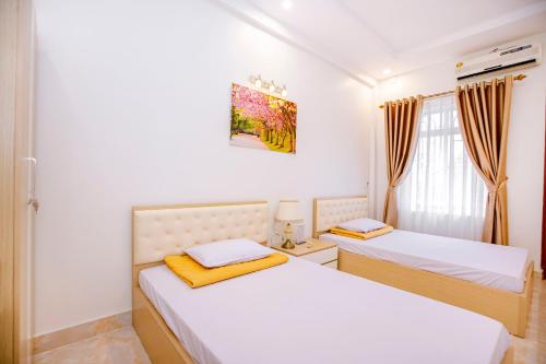Thường SonQuỳnh Trang的一间卧室设有两张床和窗户。