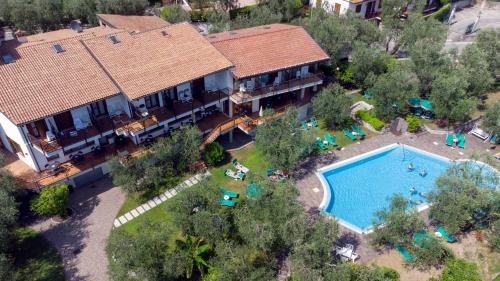 利莫内-苏尔加达考斯特酒店的享有带游泳池的房屋的空中景致