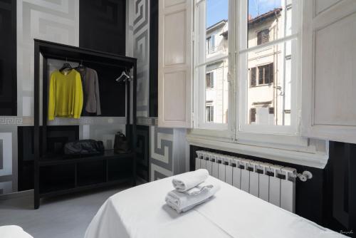 佛罗伦萨Hotel Spagna的一间设有白色桌子和窗户的客房