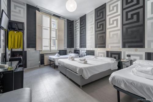 佛罗伦萨Hotel Spagna的一间卧室配有两张床和两张桌子