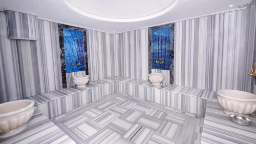 埃斯基谢希尔Grande Arte Hotel的浴室设有2个水槽和2个卫生间