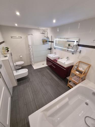 卡布里Villa Flora Superior Apartment的带浴缸、水槽和镜子的浴室