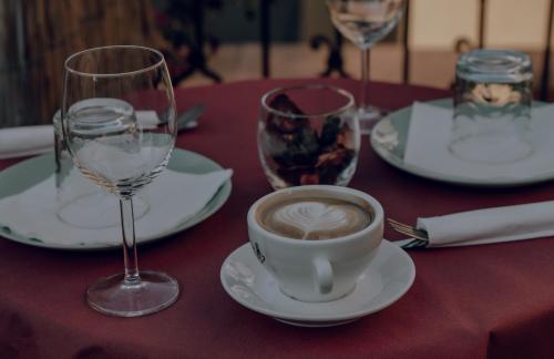 比萨弗朗切斯科酒店的桌子,上面放着咖啡和酒杯