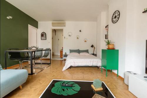 瓦朗西纳Apt Cocooning, 54m2, Centre的卧室配有一张床和一张桌子