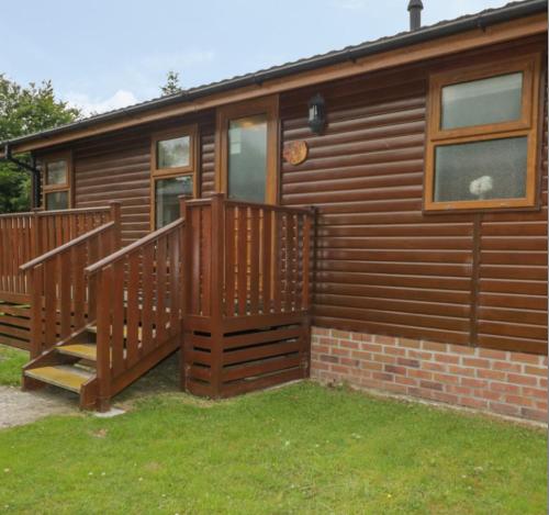 LanliveryCrocus Lodge的小木屋设有2个甲板和1栋房屋