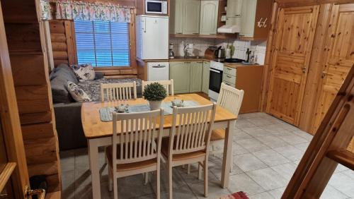 索特Peikonpesä的厨房以及带桌椅的用餐室。