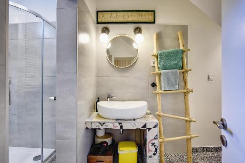 萨格勒布BY's home的一间带水槽和镜子的浴室