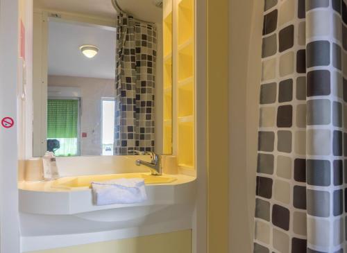 阿尔特奈法斯特奥尔良北阿腾纳酒店的一间带水槽和镜子的浴室