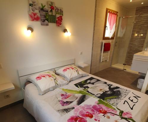 圣米舍德谢洛Belle villa calme à la montagne的一间卧室,床上放着鲜花