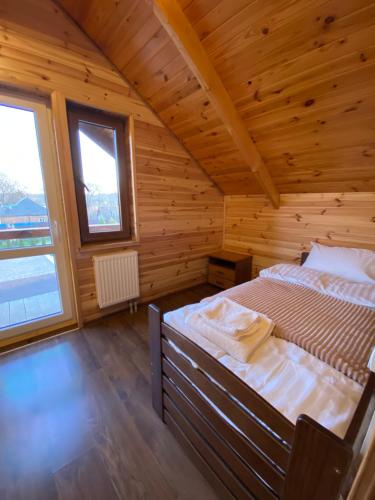BrailivLe RoSA的小木屋内一间卧室,配有一张床
