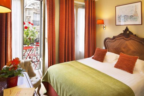 巴黎新东方酒店的酒店客房设有一张床和一个阳台。