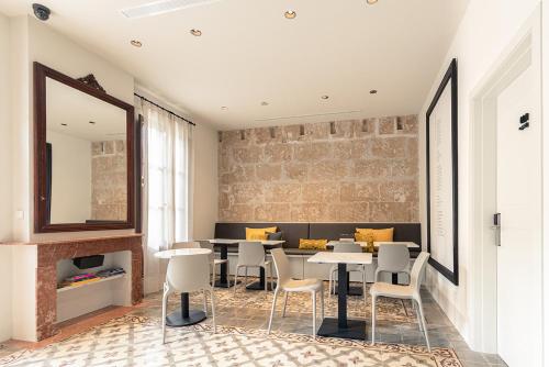 安德拉特斯Unic - Turisme d'interior的一间设有桌椅的用餐室和砖墙