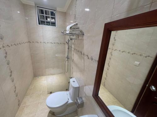 HithadhooVista Villa的浴室配有白色卫生间和淋浴。