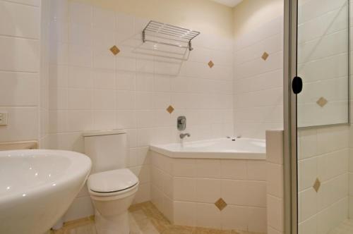 穆德吉巴圣托里尼岛双水酒店的白色的浴室设有卫生间和水槽。
