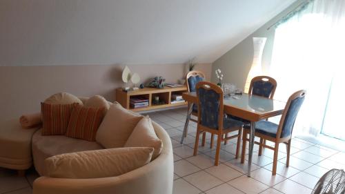 弗里森海姆Ferienwohnung Wölfle的客厅配有沙发和桌子
