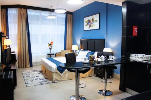 阿布扎比爱迪萨瓦酒店公寓的配有床和书桌的酒店客房