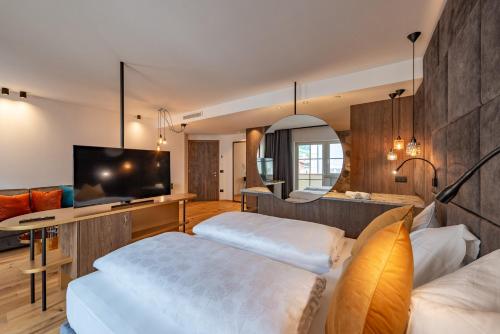 泰尔梅诺 金葡萄酒店的酒店客房设有两张床和一台平面电视。