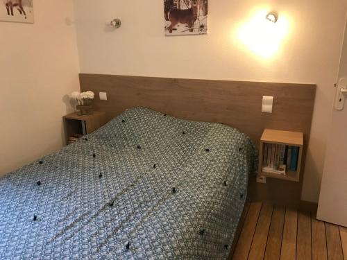 科特雷Petite maison proche du centre ville的一间卧室配有一张带木制床头板的床