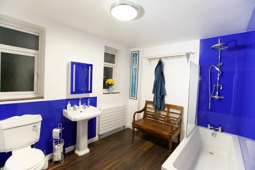 考斯Seafarer's View - 6 bedroom townhouse in Cowes, parking & seaviews.的蓝色和白色的浴室设有卫生间和水槽