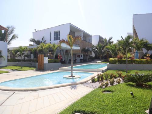 BocapánDeplaya Zorritos-Tumbes的一座别墅,设有游泳池和棕榈树