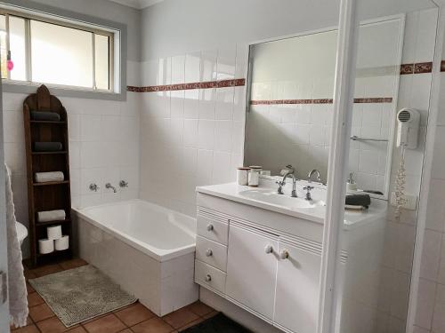 科夫斯港Superb Villa in Beach Resort的白色的浴室设有浴缸和水槽。