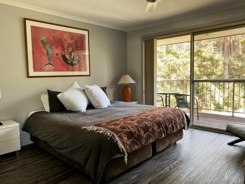科夫斯港Superb Villa in Beach Resort的一间卧室设有一张大床和一个大窗户