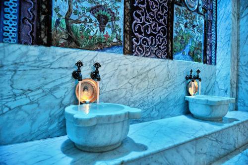 贝莱克Gloria Verde Resort - Kids Concept的浴室设有2个水龙头和2个水槽