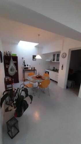 科洛尼亚-德尔萨克拉门托Posada Mela的一间带桌椅的客厅和一间厨房