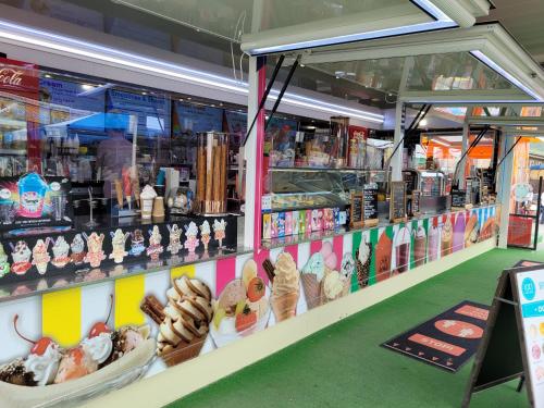阿伯里斯特威斯Gloria Stay - Aberystwyth Caravan的商店展示,包括糕点和其他食品