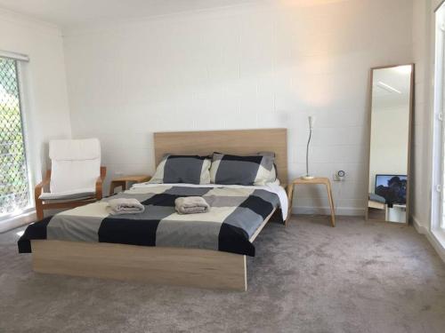 Ross RiverAiry Home - 3 Bedrooms & Office的一间卧室配有一张大床和镜子