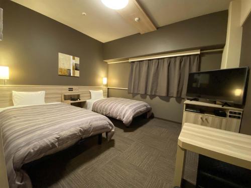 松江市松江路线酒店 的酒店客房设有两张床和一台平面电视。
