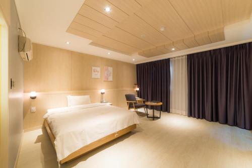 水原丝绸之路重生酒店客房内的一张或多张床位