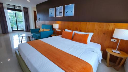 罗东镇川岸空中Villa的卧室配有带橙色枕头的大型白色床