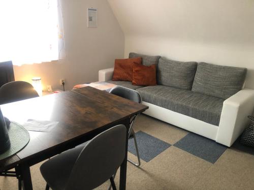 BaiersdorfScharfs Kämmerla的客厅配有沙发和桌子