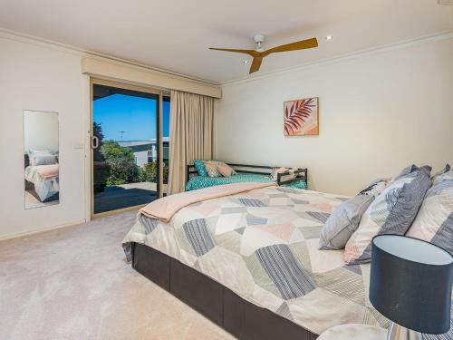 圣雷莫Ocean View的一间带大床的卧室和一个阳台