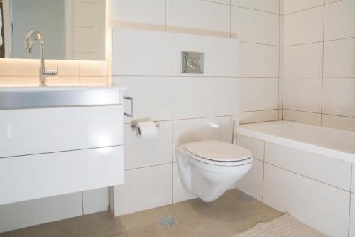 耶路撒冷Best location and family-friendly的白色的浴室设有卫生间和水槽。
