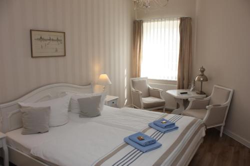 格赖夫斯瓦尔德Hotel Maria的酒店客房,配有带两条毛巾的床
