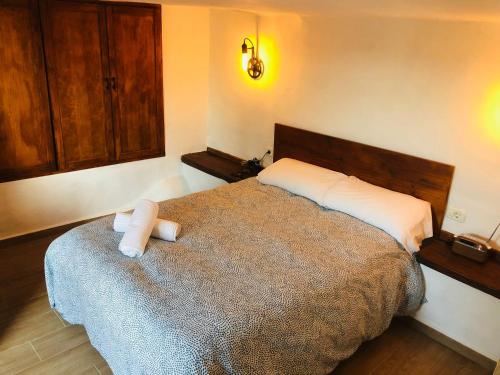弗龙特拉Vivienda Vacacional Tinganar 1501的一间卧室配有一张床,上面有两条毛巾