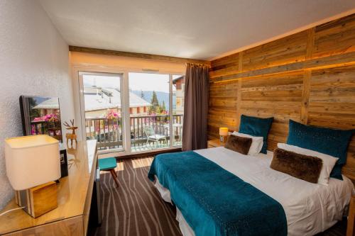 丰罗穆格兰德德特拉酒店的酒店客房设有床和窗户。