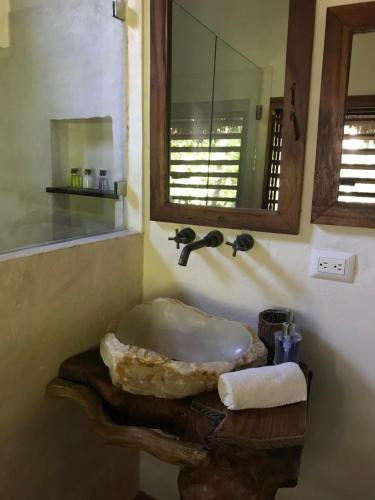 ChemuyilVerdeAmar Eco Lodge Jungle Retreat的一间带石制水槽和镜子的浴室