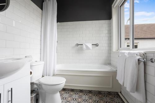 Ballingeary古迦巴拉酒店的白色的浴室设有浴缸和卫生间。