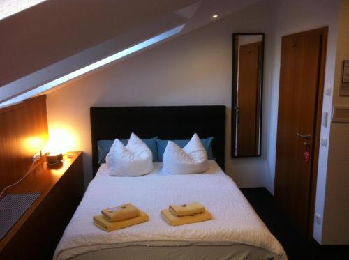 柏林Pension Freiraum Guesthouse Berlin的一间卧室配有一张床,上面有两条毛巾
